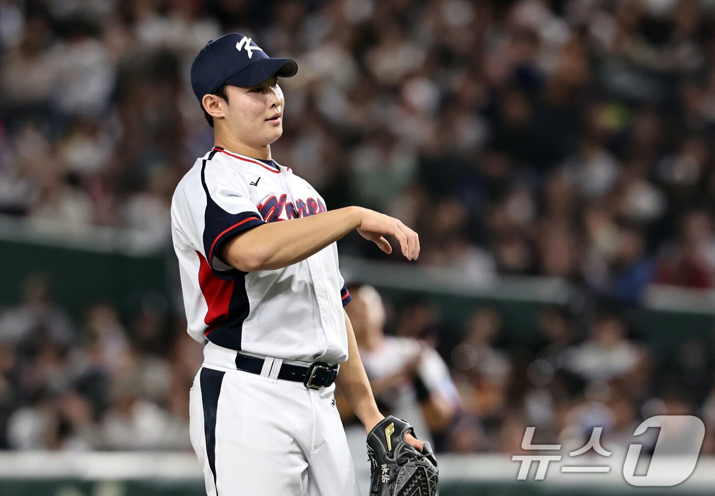 본문 이미지 - 16일 오후 일본 도쿄돔에서 열린 월드베이스볼클래식&#40;WBC&#41; 대비 평가전 &#39;2025 케이 베이스볼 시리즈&#40;K-BASEBALL SERIES&#41;&#39; 일본과의 2차전 경기. 대한민국 투수 김영우가 5회말 일본 공격 2사 만루 때 사사키에게 밀어내기 볼넷으로 동점을 허용한 뒤 아쉬워하고 있다. 2025.11.16/뉴스1 ⓒ News1 구윤성 기자