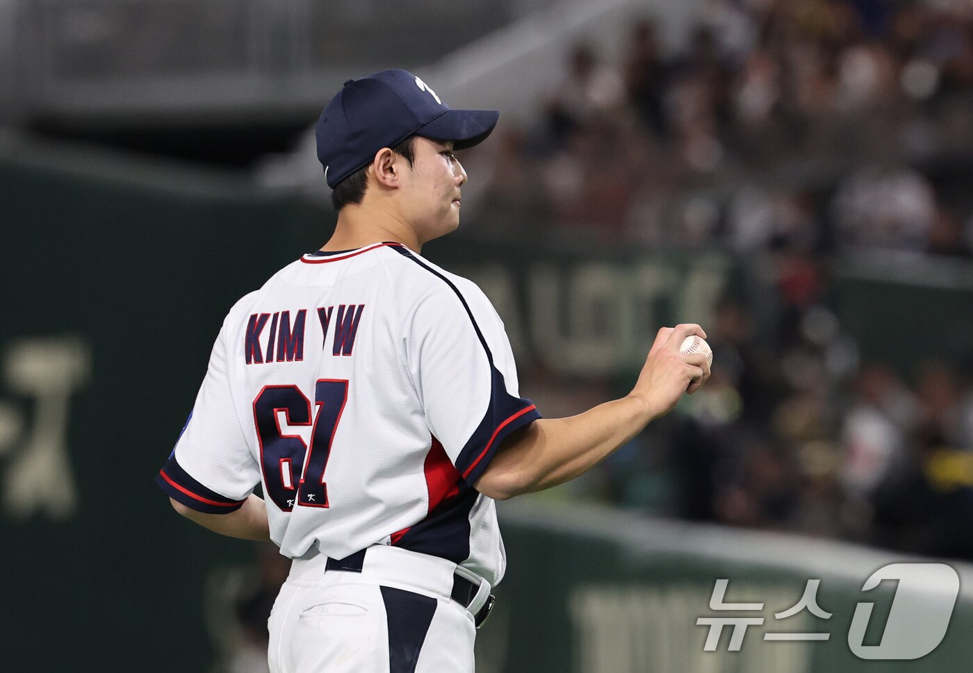 본문 이미지 - 16일 오후 일본 도쿄돔에서 열린 월드베이스볼클래식&#40;WBC&#41; 대비 평가전 &#39;2025 케이 베이스볼 시리즈&#40;K-BASEBALL SERIES&#41;&#39; 일본과의 2차전 경기. 대한민국 투수 김영우가 5회초 2사 만루 상황 일본 이시카미의 2타점 2루타로 역전을 허용한 뒤 아쉬워하고 있다. 2025.11.16/뉴스1 ⓒ News1 구윤성 기자