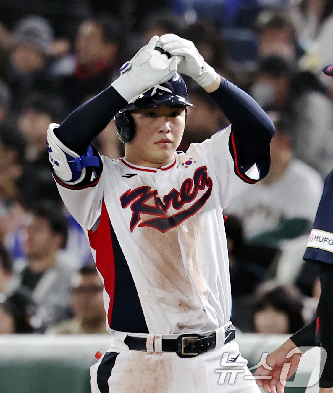 본문 이미지 - 16일 오후 일본 도쿄돔에서 열린 월드베이스볼클래식(WBC) 대비 평가전 '2025 케이 베이스볼 시리즈(K-BASEBALL SERIES)' 일본과의 2차전 경기. 대한민국 문현빈이 2사 주자없는 상황 안타를 친 뒤 세리머니하고 있다. 2025.11.16/뉴스1 ⓒ News1 구윤성 기자