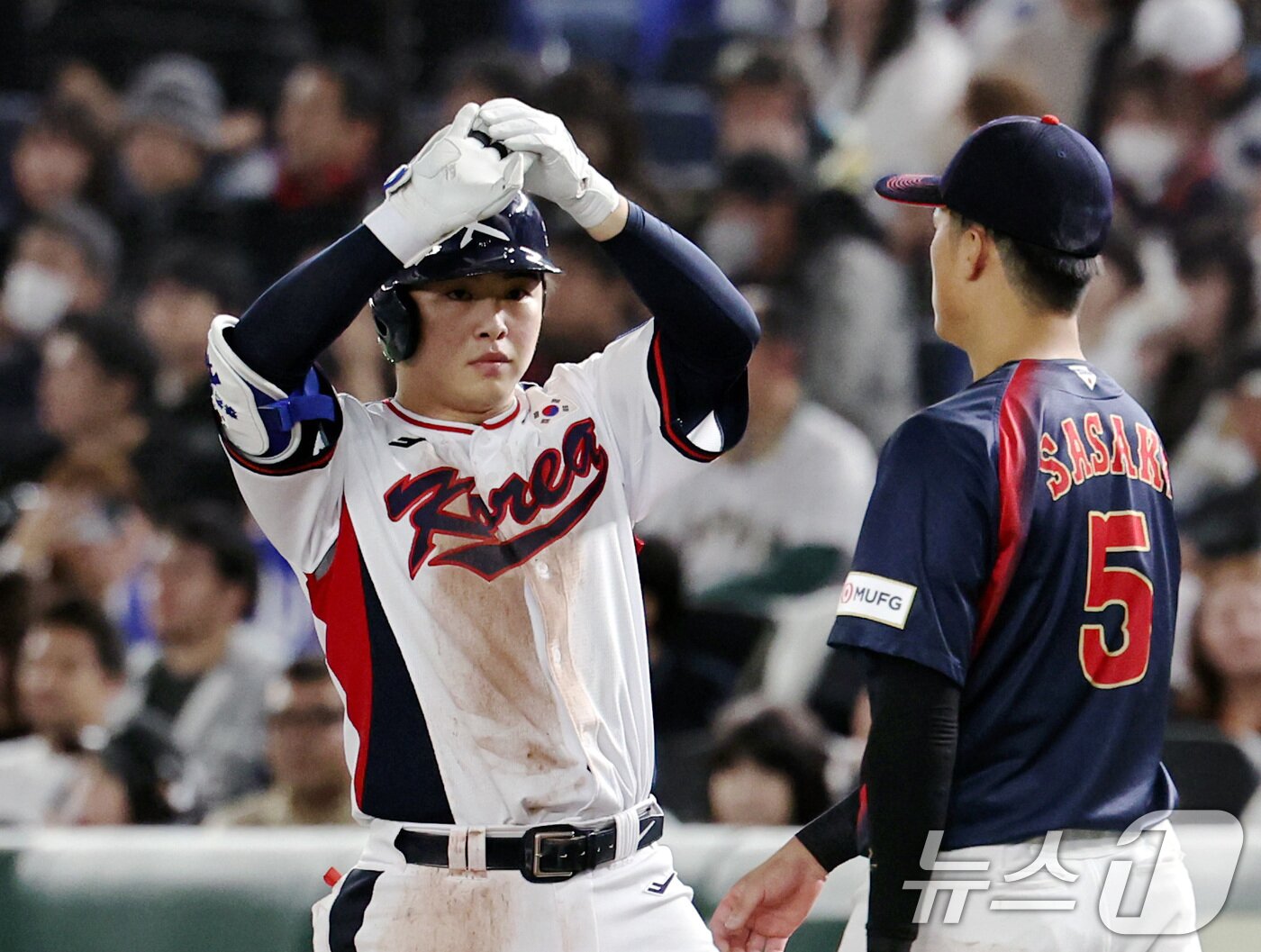 본문 이미지 - 16일 오후 일본 도쿄돔에서 열린 월드베이스볼클래식&#40;WBC&#41; 대비 평가전 &#39;2025 케이 베이스볼 시리즈&#40;K-BASEBALL SERIES&#41;&#39; 일본과의 2차전 경기. 대한민국 문현빈이 2사 주자없는 상황 안타를 친 뒤 세리머니하고 있다. 2025.11.16/뉴스1 ⓒ News1 구윤성 기자