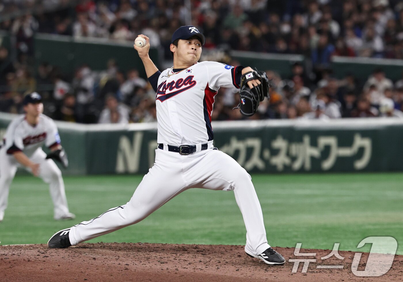 본문 이미지 - 16일 오후 일본 도쿄돔에서 열린 월드베이스볼클래식&#40;WBC&#41; 대비 평가전 &#39;2025 케이 베이스볼 시리즈&#40;K-BASEBALL SERIES&#41;&#39; 일본과의 2차전 경기. 대한민국 투수 박영현이 6회초 등판해 역투하고 있다. 2025.11.16/뉴스1 ⓒ News1 구윤성 기자