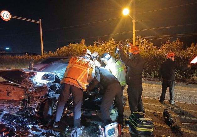 전주서 승용차-승합차 3대 부딪혀…1명 사망·4명 부상