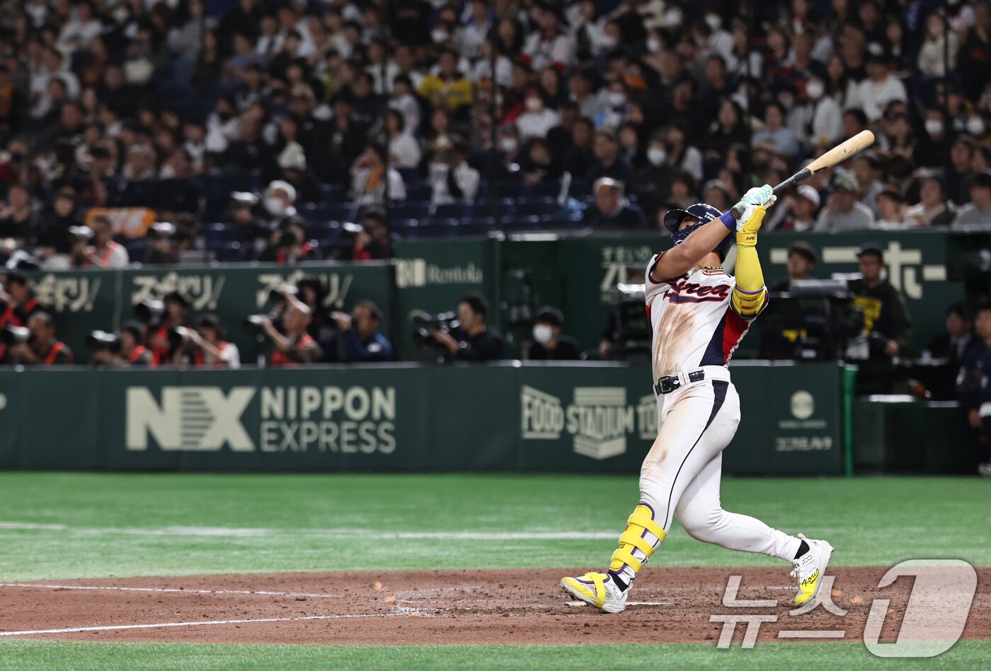 본문 이미지 - 16일 오후 일본 도쿄돔에서 열린 월드베이스볼클래식&#40;WBC&#41; 대비 평가전 &#39;2025 케이 베이스볼 시리즈&#40;K-BASEBALL SERIES&#41;&#39; 일본과의 2차전 경기. 대한민국 안현민이 8회말 1사 주자없는 상황 솔로홈런을 치고 있다. 2025.11.16/뉴스1 ⓒ News1 구윤성 기자