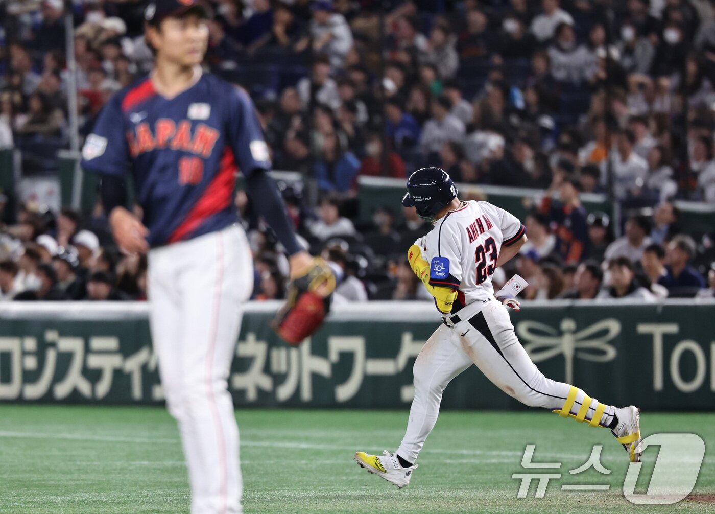 본문 이미지 - 16일 오후 일본 도쿄돔에서 열린 월드베이스볼클래식(WBC) 대비 평가전 '2025 케이 베이스볼 시리즈(K-BASEBALL SERIES)' 일본과의 2차전 경기. 대한민국 안현민이 8회말 1사 주자없는 상황 솔로홈런을 치고 그라운드를 돌고 있다. 2025.11.16/뉴스1 ⓒ News1 구윤성 기자