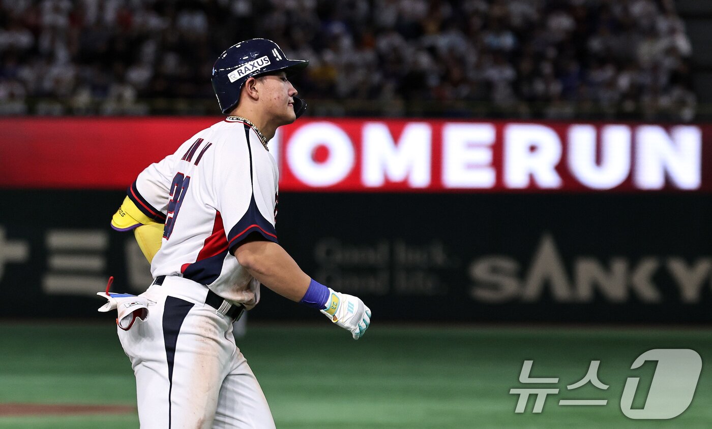 본문 이미지 - 16일 오후 일본 도쿄돔에서 열린 월드베이스볼클래식(WBC) 대비 평가전 '2025 케이 베이스볼 시리즈(K-BASEBALL SERIES)' 일본과의 2차전 경기. 대한민국 안현민이 8회말 1사 주자없는 상황 솔로홈런을 치고 그라운드를 돌고 있다. 2025.11.16 ⓒ 뉴스1 구윤성 기자