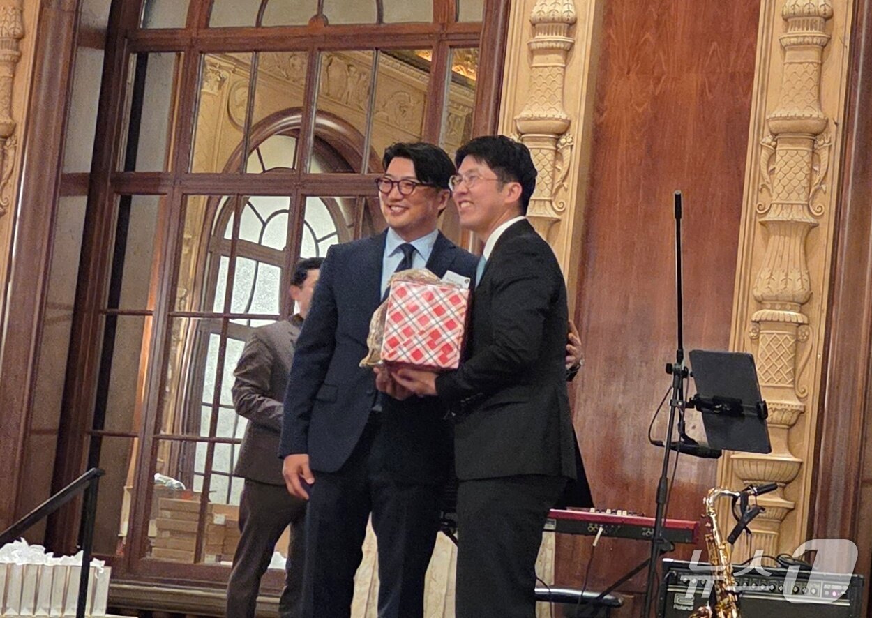 본문 이미지 - 윤기종 재미한인수의사회 회장(왼쪽)이 15일 53차 정기총회에서 공로상을 전달하고 있다. ⓒ 뉴스1