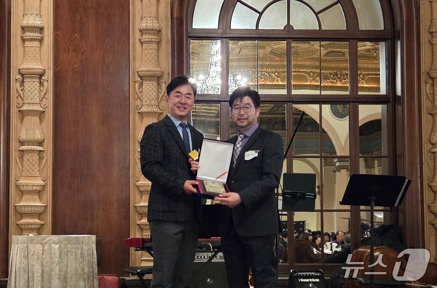 본문 이미지 - 최이돈 한국동물병원협회 회장이 15일 53차 재미한인수의사회 총회에서 김현일 전 회장에서 대한수의사회 공로패를 전달하고 있다. ⓒ 뉴스1