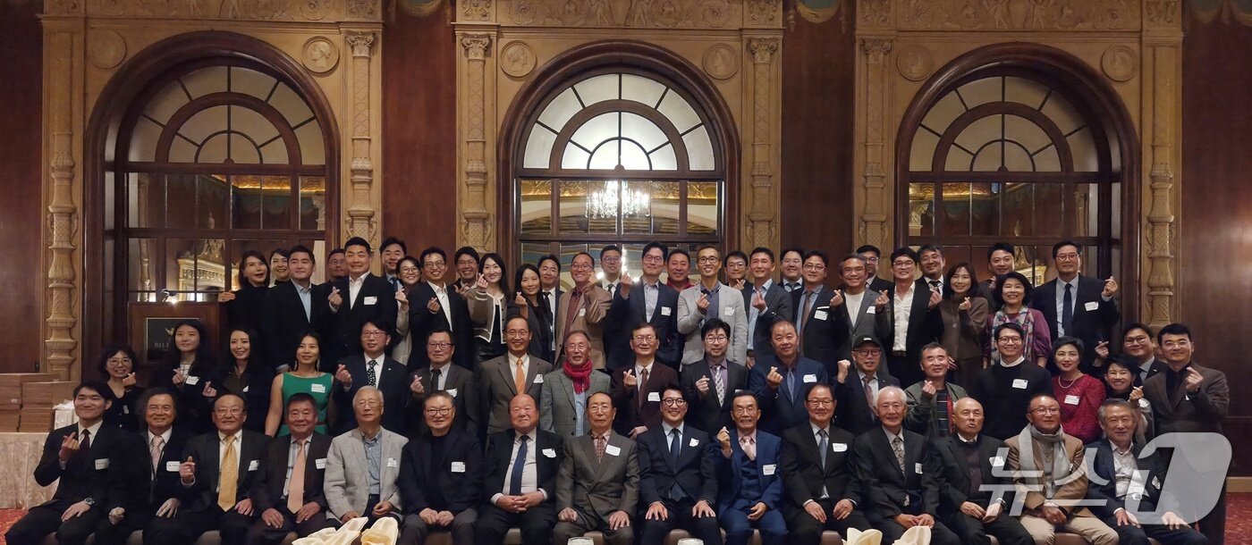 본문 이미지 - 15일 53차 재미한인수의사회 총회 참석자들이 기념사진을 찍고 있다. ⓒ 뉴스1