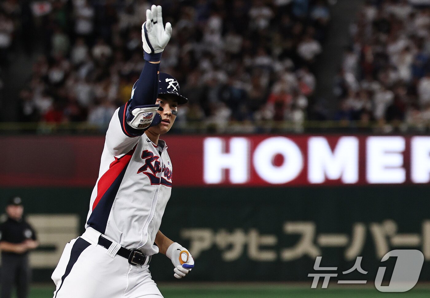 본문 이미지 - 16일 오후 일본 도쿄돔에서 열린 월드베이스볼클래식&#40;WBC&#41; 대비 평가전 &#39;2025 케이 베이스볼 시리즈&#40;K-BASEBALL SERIES&#41;&#39; 일본과의 2차전 경기. 대한민국 김주원이 9회말 2사 상황 동점 솔로홈런을 친 뒤 그라운드를 돌고 있다. 2025.11.16/뉴스1 ⓒ News1 구윤성 기자