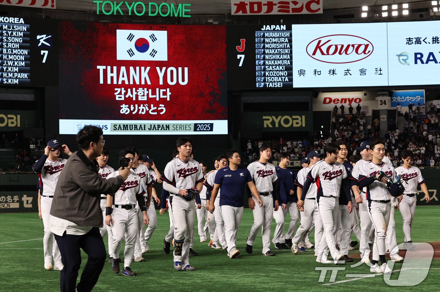 본문 이미지 - 류지현 감독이 이끄는 야구 국가대표 선수들이 16일 오후 일본 도쿄돔에서 열린 월드베이스볼클래식&#40;WBC&#41; 대비 평가전 &#39;2025 케이 베이스볼 시리즈&#40;K-BASEBALL SERIES&#41;&#39; 일본과의 2차전 경기에서 일본과 7대7로 비긴 뒤 그라운드를 나서고 있다. 2025.11.16/뉴스1 ⓒ News1 구윤성 기자