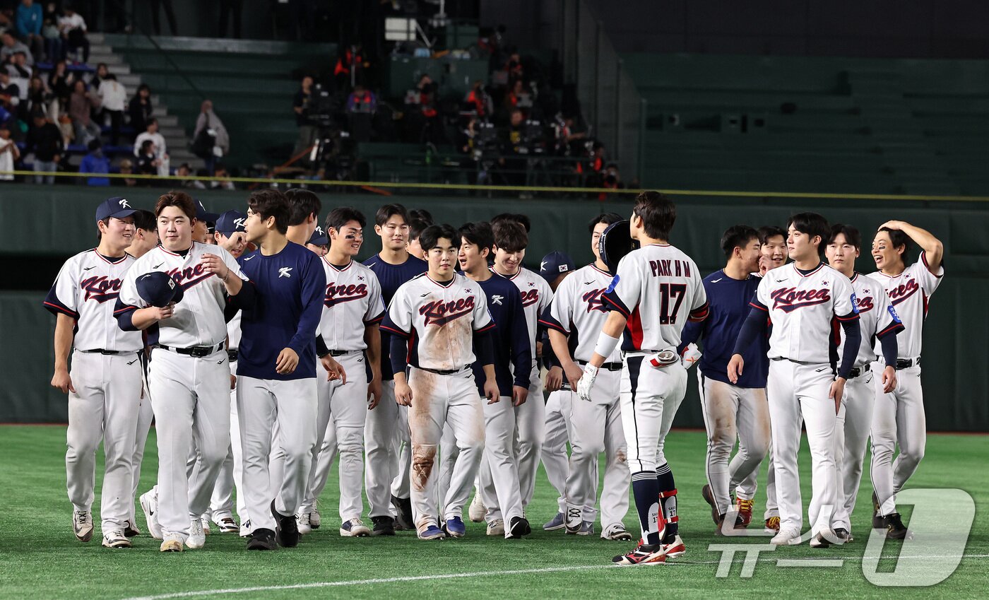 본문 이미지 - 류지현 감독이 이끄는 야구 국가대표 선수들이 16일 오후 일본 도쿄돔에서 열린 월드베이스볼클래식(WBC) 대비 평가전 '2025 케이 베이스볼 시리즈(K-BASEBALL SERIES)' 일본과의 2차전 경기에서 일본과 7대7로 비긴 뒤 그라운드를 나서고 있다. 2025.11.16/뉴스1 ⓒ News1 구윤성 기자