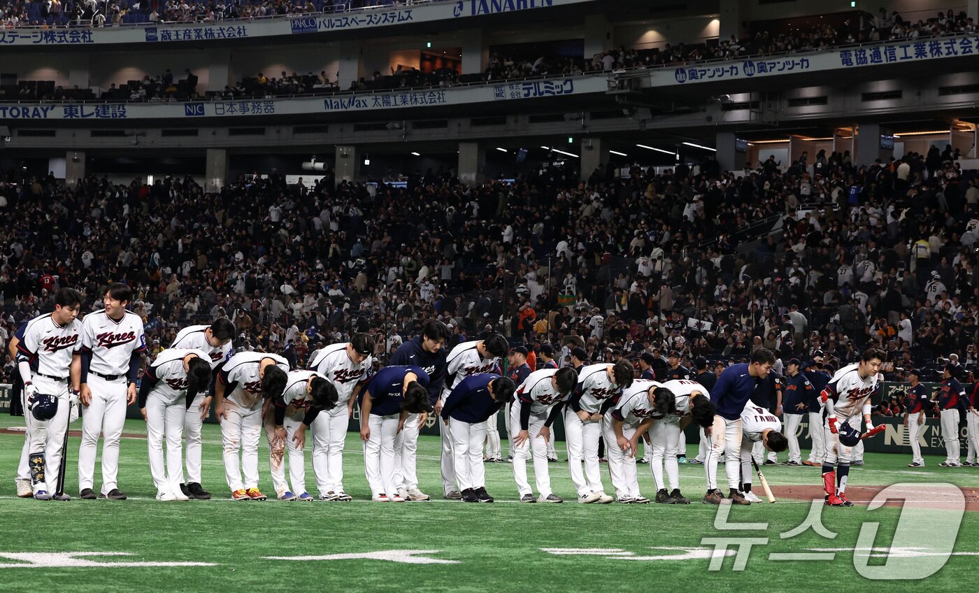 본문 이미지 - 류지현 감독이 이끄는 야구 국가대표 선수들이 16일 오후 일본 도쿄돔에서 열린 월드베이스볼클래식&#40;WBC&#41; 대비 평가전 &#39;2025 케이 베이스볼 시리즈&#40;K-BASEBALL SERIES&#41;&#39; 일본과의 2차전 경기에서 일본과 7대7 무승부로 마친 뒤 팬들에게 인사하고 있다. 2025.11.16/뉴스1 ⓒ News1 구윤성 기자