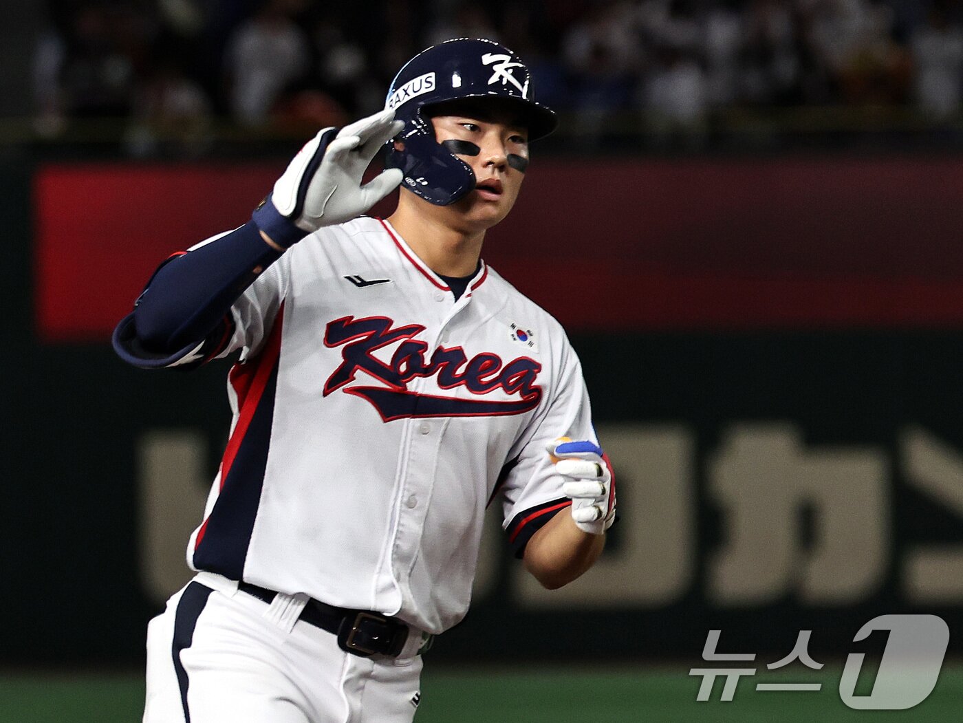 본문 이미지 - 16일 오후 일본 도쿄돔에서 열린 월드베이스볼클래식&#40;WBC&#41; 대비 평가전 &#39;2025 케이 베이스볼 시리즈&#40;K-BASEBALL SERIES&#41;&#39; 일본과의 2차전 경기. 대한민국 김주원이 9회말 2아웃 상황에서 극적인 동점 솔로홈런을 친 뒤 그라운드를 돌고 있다. 2025.11.17/뉴스1 ⓒ News1 구윤성 기자