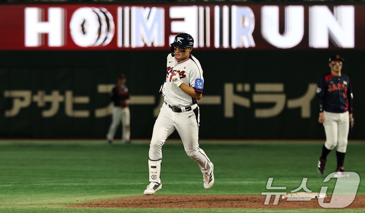 본문 이미지 - 16일 오후 일본 도쿄돔에서 열린 월드베이스볼클래식&#40;WBC&#41; 대비 평가전 &#39;2025 케이 베이스볼 시리즈&#40;K-BASEBALL SERIES&#41;&#39; 일본과의 2차전 경기. 대한민국 김주원이 9회말 2아웃 상황에서 극적인 동점 솔로홈런을 친 뒤 그라운드를 돌고 있다. 2025.11.17/뉴스1 ⓒ News1 구윤성 기자