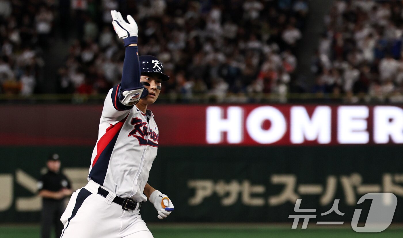 본문 이미지 - 16일 오후 일본 도쿄돔에서 열린 월드베이스볼클래식&#40;WBC&#41; 대비 평가전 &#39;2025 케이 베이스볼 시리즈&#40;K-BASEBALL SERIES&#41;&#39; 일본과의 2차전 경기. 대한민국 김주원이 9회말 2아웃 상황에서 극적인 동점 솔로홈런을 친 뒤 그라운드를 돌고 있다. 2025.11.17/뉴스1 ⓒ News1 구윤성 기자