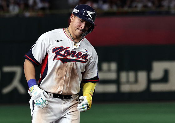 발등 통증 참고 달리는 안현민