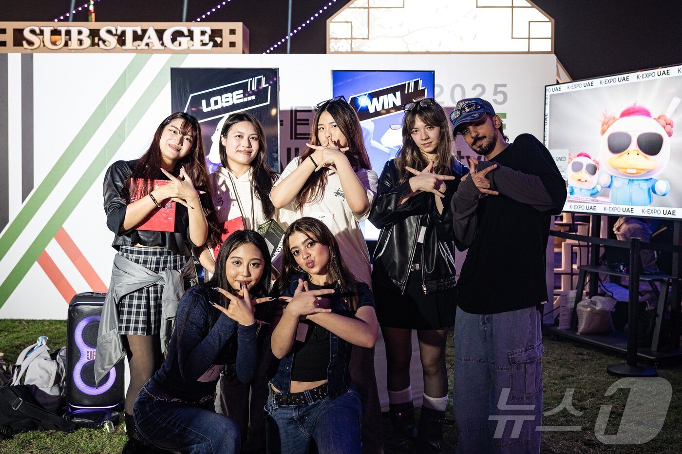 본문 이미지 - 16일&#40;현지시각&#41; 아랍에미리트 두바이 글로벌 빌리지에서 열린 &#39;2025 K-엑스포 아랍에미리트: 올 어바웃 케이 스타일&#39;의 K-콘텐츠 체험관에서 관람객들이 포즈를 취하고 있다. &#40;사진가 장석현 제공. 재판매 및 DB금지&#41; 2025.11.17/뉴스1 ⓒ News1 정수영 기자