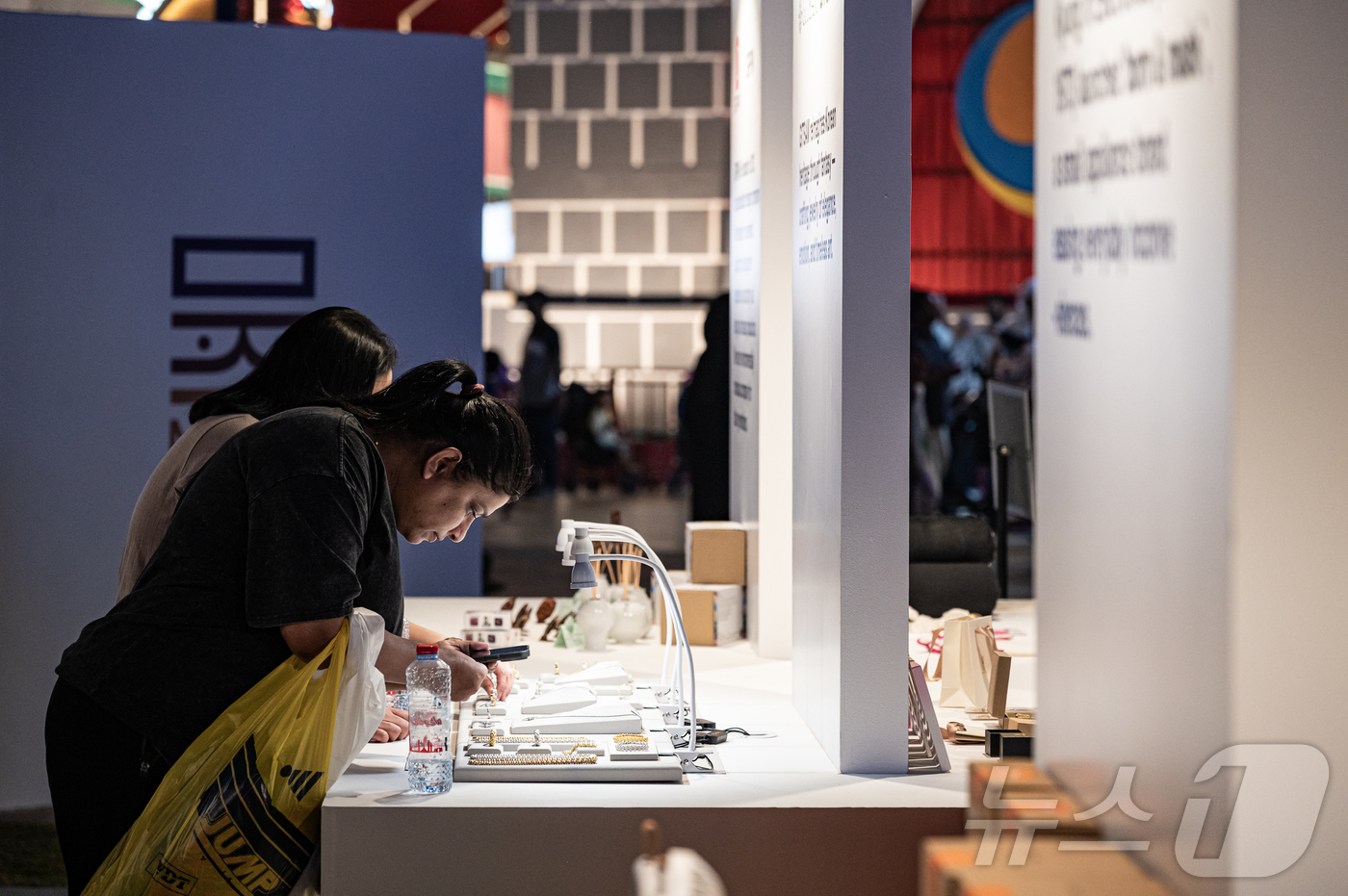 (두바이=뉴스1) 정수영 기자 = 16일(현지시각) 아랍에미리트 두바이 글로벌 빌리지에서 열린 '2025 K-엑스포 아랍에미리트: 올 어바웃 케이 스타일'에서 관람객들이 '뮷즈'( …