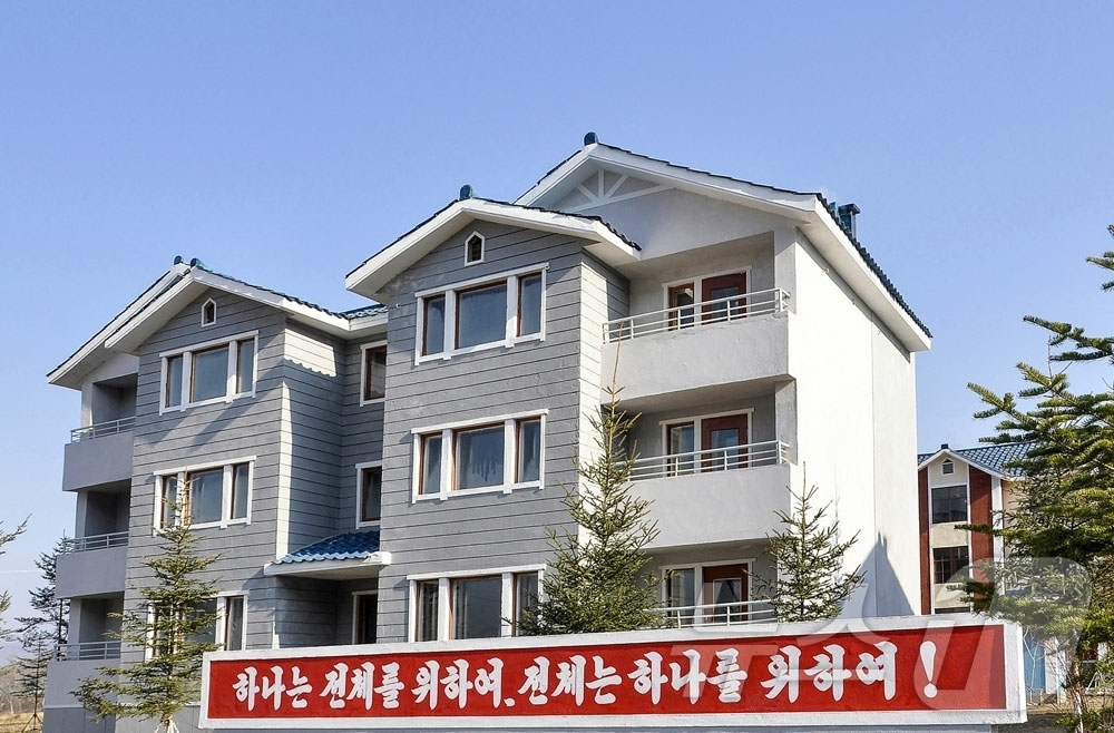 (평양 노동신문=뉴스1) = 북한 노동당 기관지 노동신문은 17일 "올해 계획된 양강도 안의 수천세대 농촌 살림집 건설이 성과적으로 결속됐다"며 "새집들이경사로 연일 흥성이고 있다 …