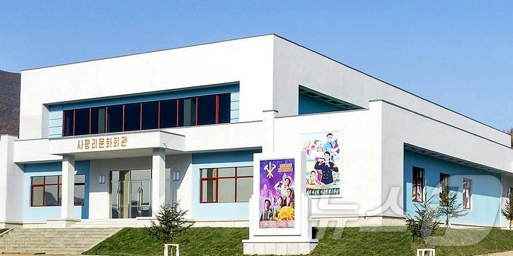 (평양 노동신문=뉴스1) = 북한 노동당 기관지 노동신문은 17일 "올해 계획된 양강도 안의 수천세대 농촌 살림집 건설이 성과적으로 결속됐다"며 "새집들이경사로 연일 흥성이고 있다 …