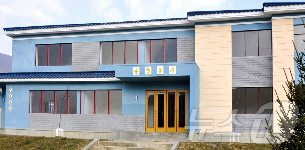 (평양 노동신문=뉴스1) = 북한 노동당 기관지 노동신문은 17일 "올해 계획된 양강도 안의 수천세대 농촌 살림집 건설이 성과적으로 결속됐다"며 "새집들이경사로 연일 흥성이고 있다 …