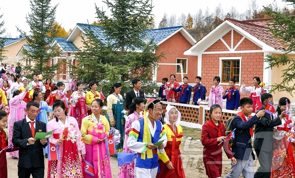 (평양 노동신문=뉴스1) = 북한 노동당 기관지 노동신문은 17일 "올해 계획된 양강도 안의 수천세대 농촌 살림집 건설이 성과적으로 결속됐다"며 "새집들이경사로 연일 흥성이고 있다 …