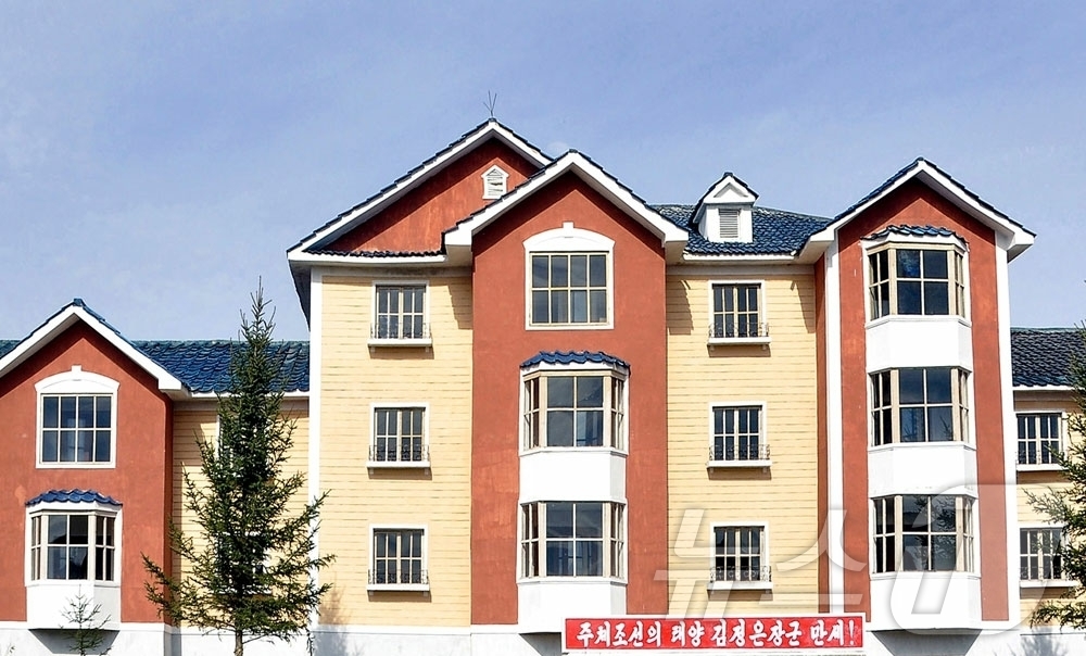 (평양 노동신문=뉴스1) = 북한 노동당 기관지 노동신문은 17일 "올해 계획된 양강도 안의 수천세대 농촌 살림집 건설이 성과적으로 결속됐다"며 "새집들이경사로 연일 흥성이고 있다 …