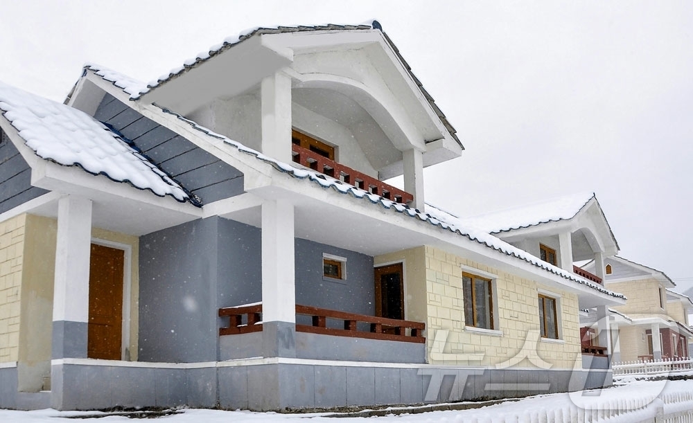 (평양 노동신문=뉴스1) = 북한 노동당 기관지 노동신문은 17일 "올해 계획된 양강도 안의 수천세대 농촌 살림집 건설이 성과적으로 결속됐다"며 "새집들이경사로 연일 흥성이고 있다 …