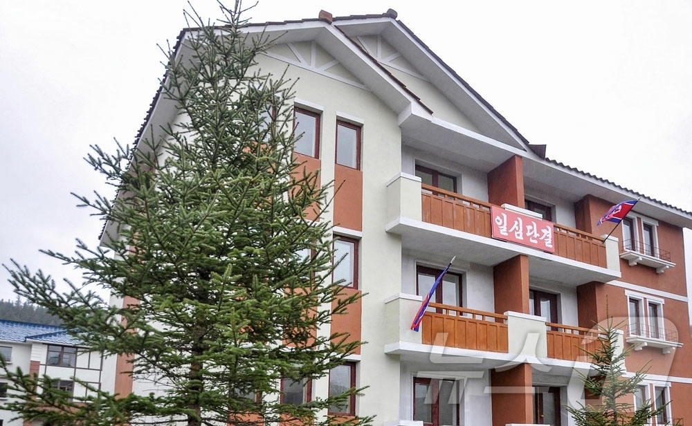 (평양 노동신문=뉴스1) = 북한 노동당 기관지 노동신문은 17일 "올해 계획된 양강도 안의 수천세대 농촌 살림집 건설이 성과적으로 결속됐다"며 "새집들이경사로 연일 흥성이고 있다 …