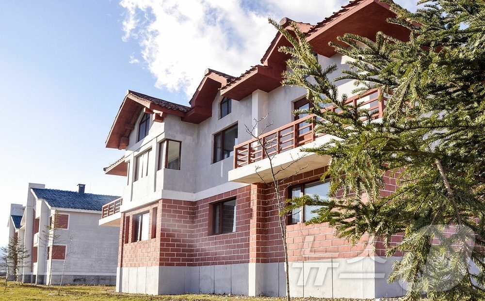 (평양 노동신문=뉴스1) = 북한 노동당 기관지 노동신문은 17일 "올해 계획된 양강도 안의 수천세대 농촌 살림집 건설이 성과적으로 결속됐다"며 "새집들이경사로 연일 흥성이고 있다 …