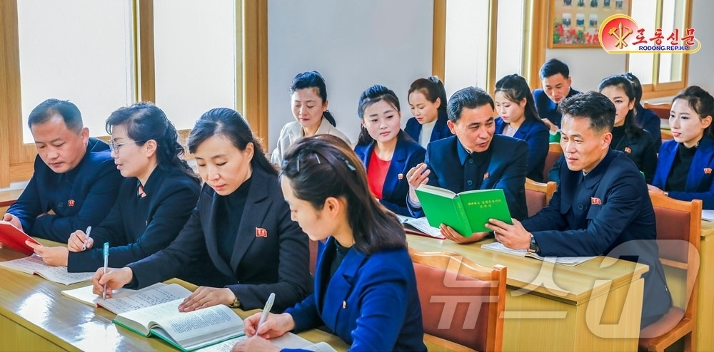 (평양 노동신문=뉴스1) = 북한 노동당 기관지 노동신문은 17일 "경애하는 총비서 동지의 불후의 고전적 노작의 사상과 진수를 자자구구 새겨가고 있다"며 보통강신발공장의 일꾼들을 …