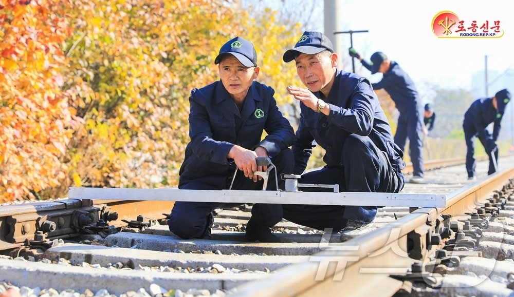 (평양 노동신문=뉴스1) = 북한 노동당 기관지 노동신문은 17일 "평양철길대 철길원들이 나라의 동맥을 지켜선 전초병이라는 자각을 안고 두줄기 레루(레일) 위에 순결한 양심을 바쳐 …