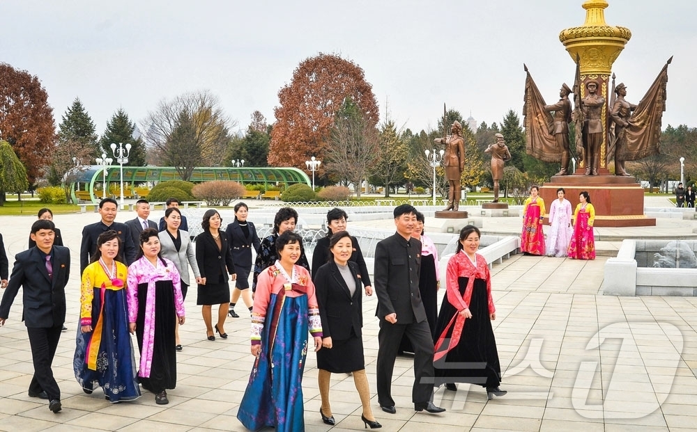 (평양 노동신문=뉴스1) = 북한 노동당 기관지 노동신문은 17일 "가정과 나라의 미덕과 미풍을 지키고 아름답게 꽃피우며 우리 사회에 생기와 활력을 더해주는 어머니들을 사랑과 존경 …