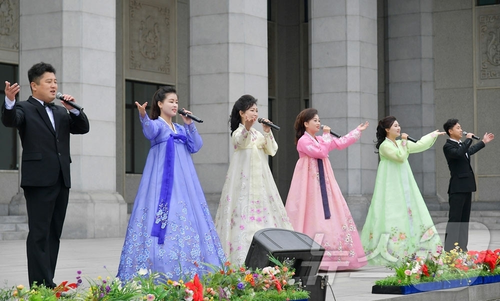 (평양 노동신문=뉴스1) = 북한 노동당 기관지 노동신문은 17일 "가정과 나라의 미덕과 미풍을 지키고 아름답게 꽃피우며 우리 사회에 생기와 활력을 더해주는 어머니들을 사랑과 존경 …