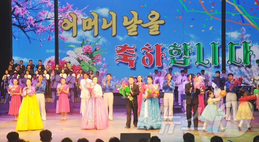 (평양 노동신문=뉴스1) = 북한 노동당 기관지 노동신문은 17일 "가정과 나라의 미덕과 미풍을 지키고 아름답게 꽃피우며 우리 사회에 생기와 활력을 더해주는 어머니들을 사랑과 존경 …