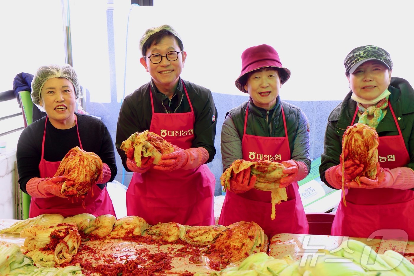 (대전=뉴스1) 이동원 기자 = 대전농협(본부장 김영훈)은 14일, 대전 동구 산내농협에서 ‘농심천심 2025년 사랑의 김장김치 나눔행사’를 실시했다.이 날 행사는 김영훈 농협중앙 …