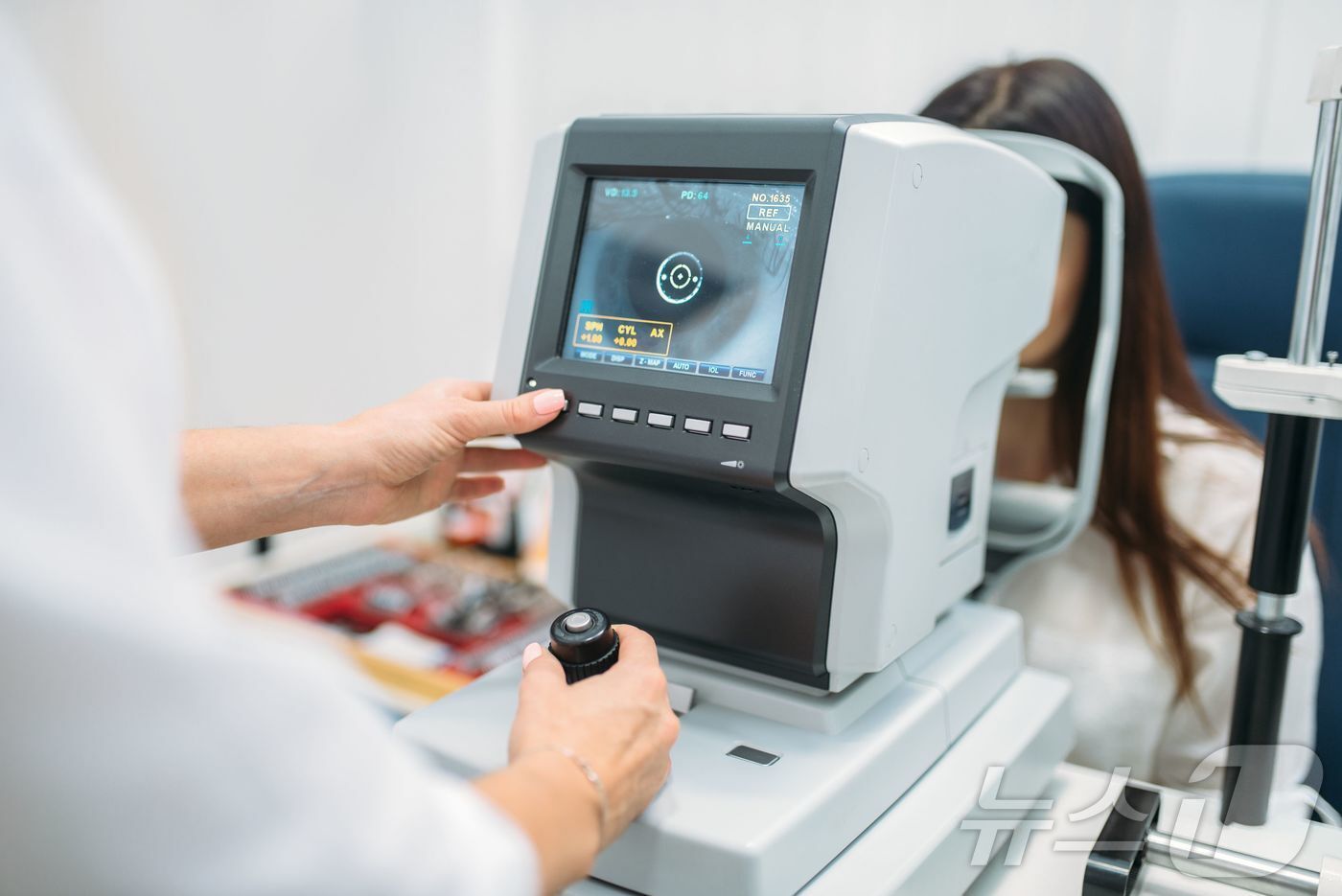 본문 이미지 - 한 안경원에서 외국인이 검안을 받고 있는 모습이다.&#40;클립아트코리아 제공&#41; 