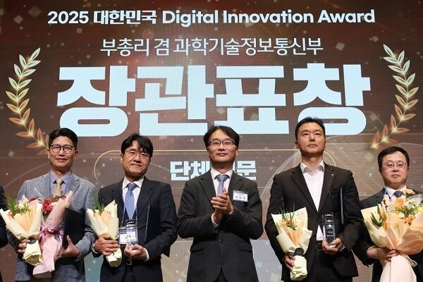 본문 이미지 - 왼쪽 두번째 우길수 아톤 대표이사, 가운데 이도규 과기정통부 정보통신정책실장 / 사진=아톤 제공