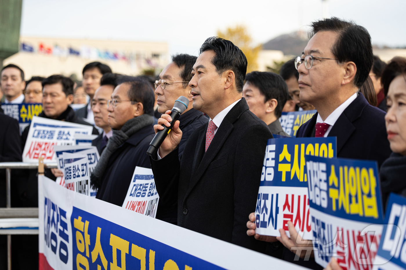 (서울=뉴스1) 이재명 기자 = 장동혁 국민의힘 대표가 17일 오전 서울 용산구 전쟁기념관 앞에서 열린 대장동 항소포기 외압 진상규명 국정조사 촉구 기자회견에서 규탄 발언을 하고 …