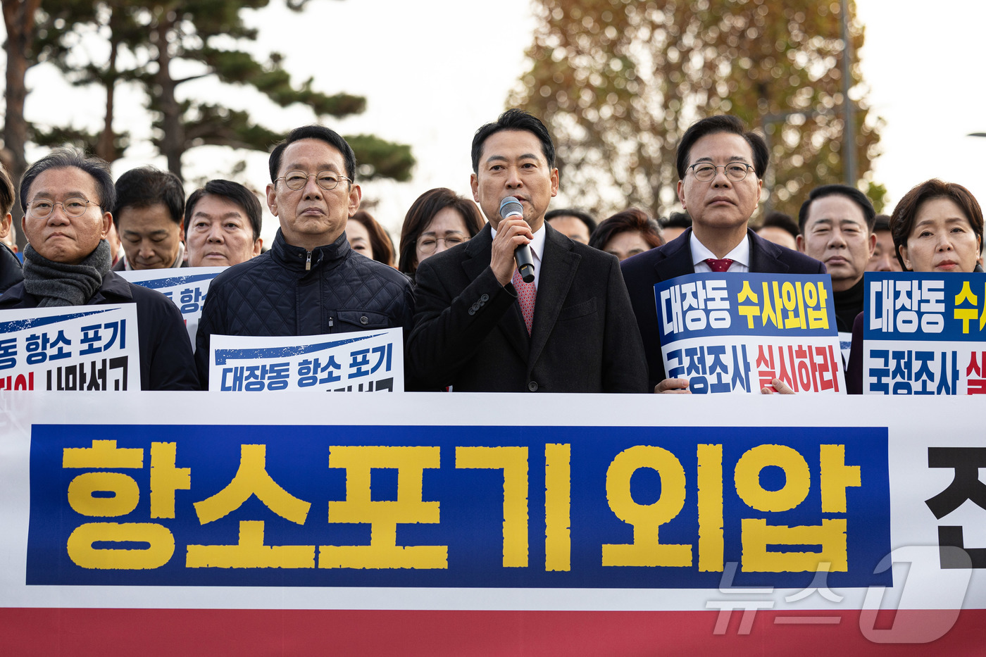 (서울=뉴스1) 이재명 기자 = 장동혁 국민의힘 대표가 17일 오전 서울 용산구 전쟁기념관 앞에서 열린 대장동 항소포기 외압 진상규명 국정조사 촉구 기자회견에서 규탄 발언을 하고 …