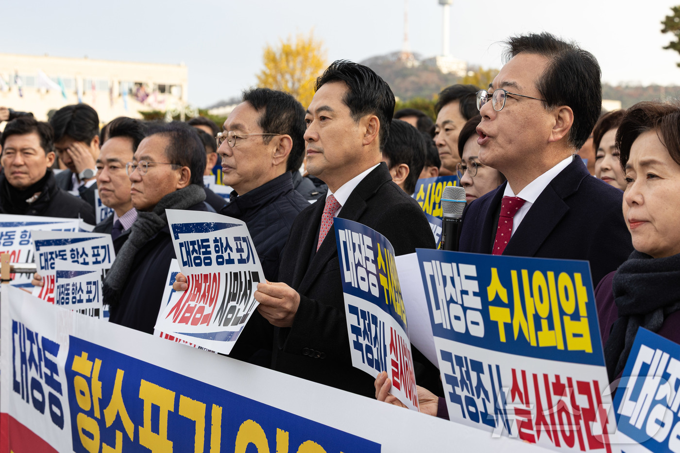 (서울=뉴스1) 이재명 기자 = 송언석 국민의힘 원내대표가 17일 오전 서울 용산구 전쟁기념관 앞에서 열린 대장동 항소포기 외압 진상규명 국정조사 촉구 기자회견에서 규탄 발언을 하 …