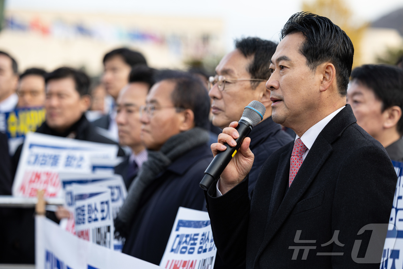 (서울=뉴스1) 이재명 기자 = 장동혁 국민의힘 대표가 17일 오전 서울 용산구 전쟁기념관 앞에서 열린 대장동 항소포기 외압 진상규명 국정조사 촉구 기자회견에서 규탄 발언을 하고 …