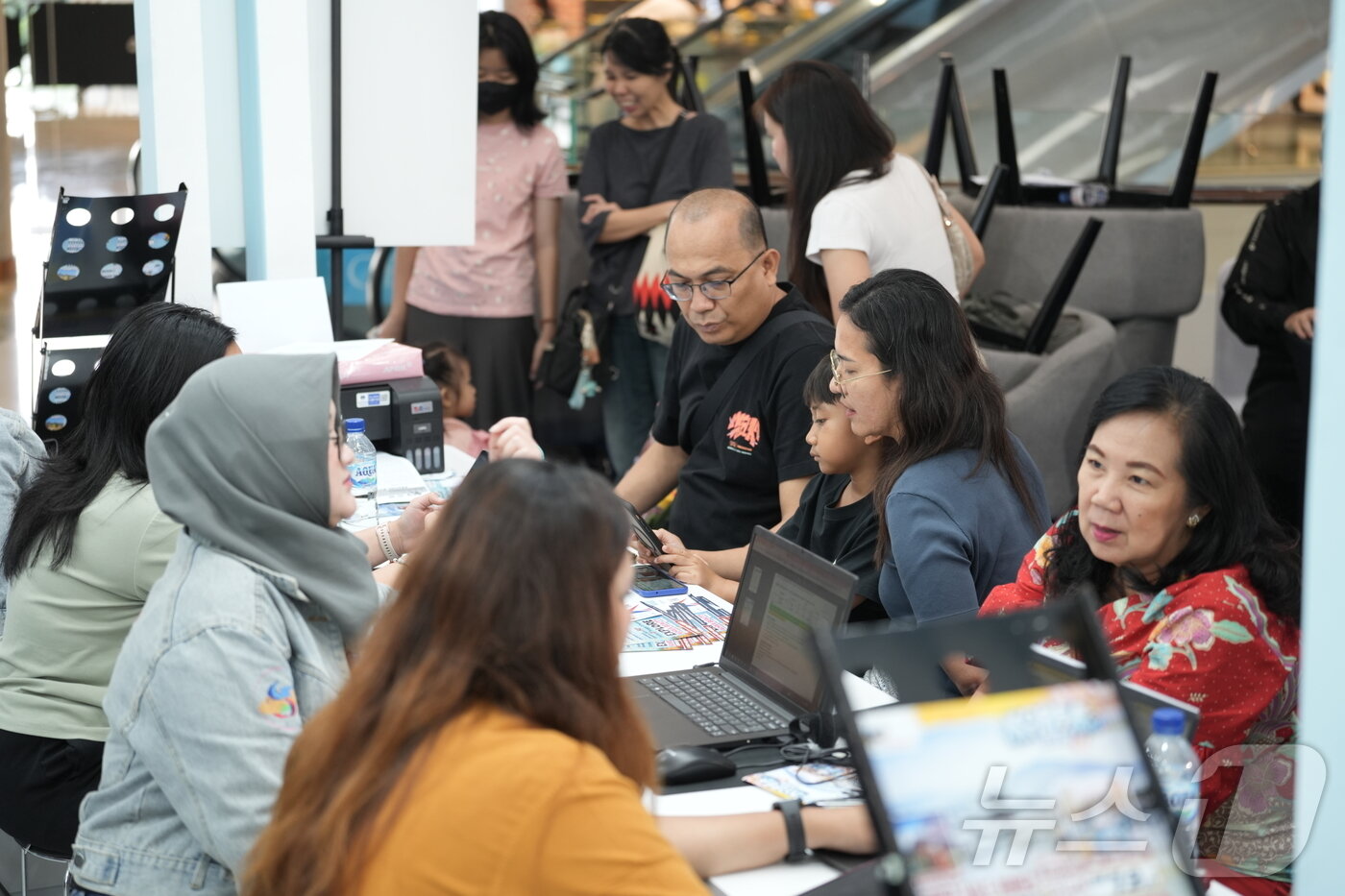 본문 이미지 - 코리아 트래블 페어 2025에서 방한상품 상담을 받고 있는 자카르타 소비자들&#40;한국관광공사 제공&#41; 