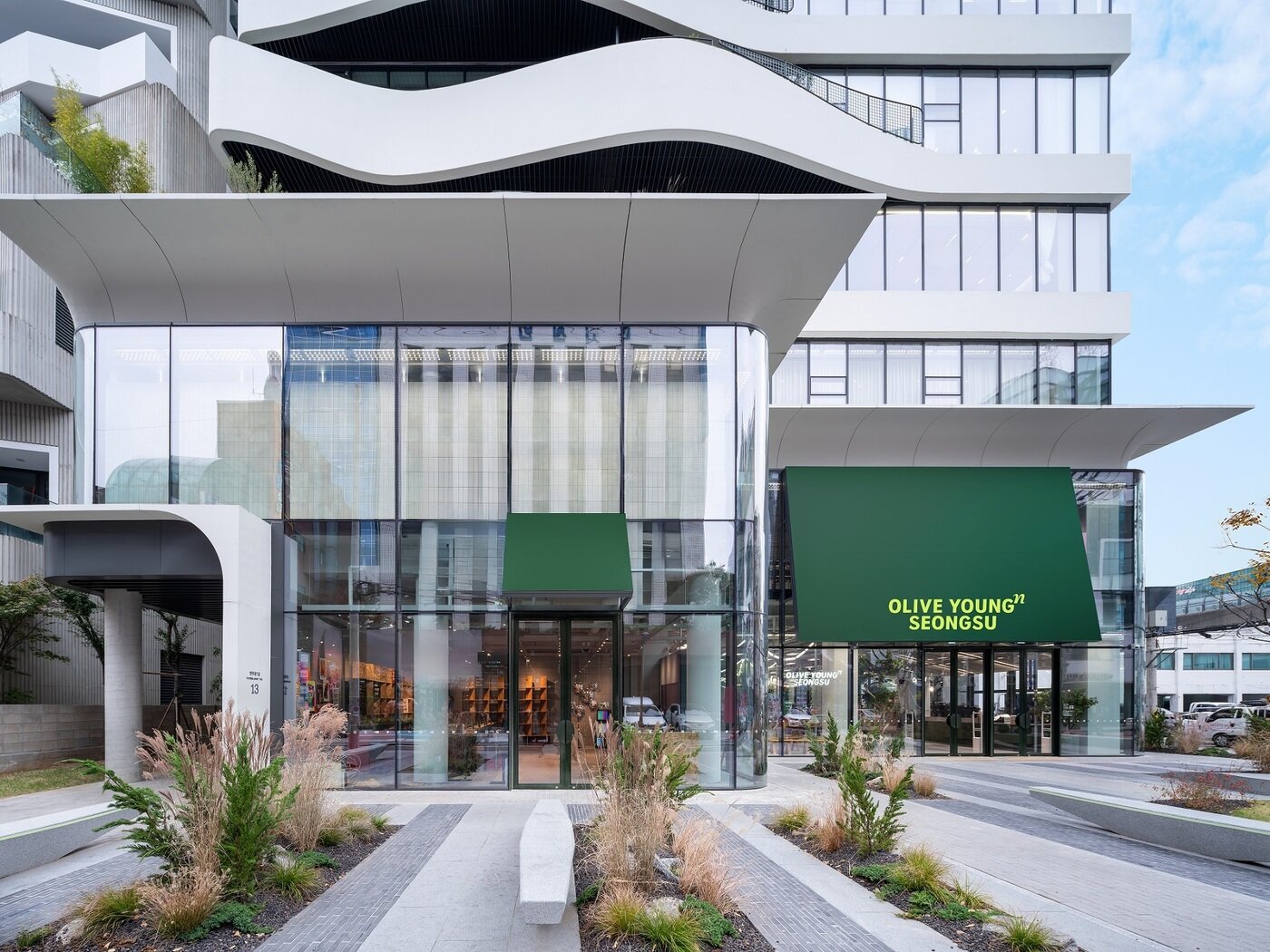 본문 이미지 - 올리브영N성수 매장 외부 전경&#40;CJ올리브영 제공&#41;