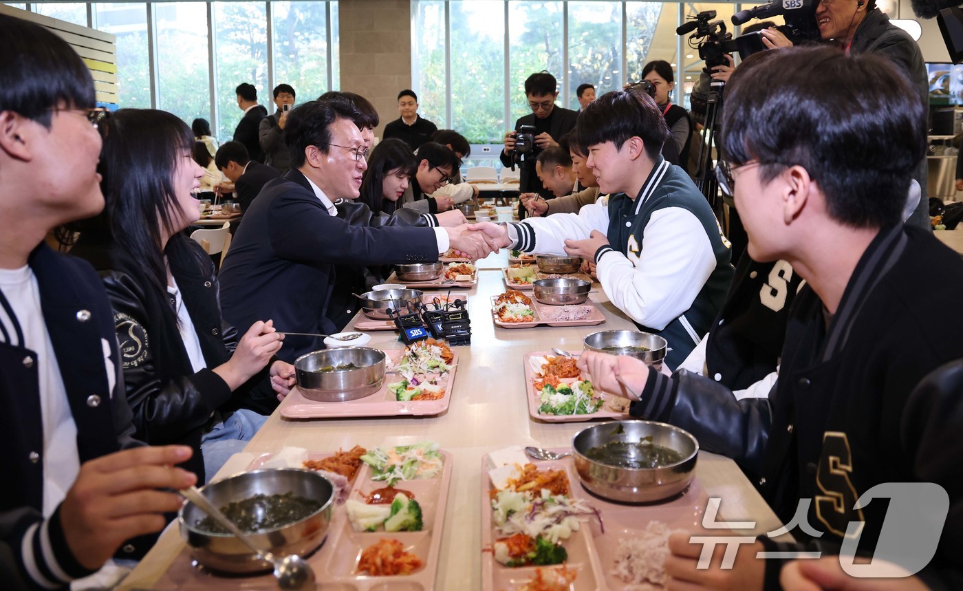 (서울=뉴스1) 임세영 기자 = 김민석 국무총리가 17일 오전 서울 종로구 성균관대학교 은행골식당에서 학생들과 함께 '천원의 아침밥' 식사를 하며 이야기를 나누고 있다. 2025. …