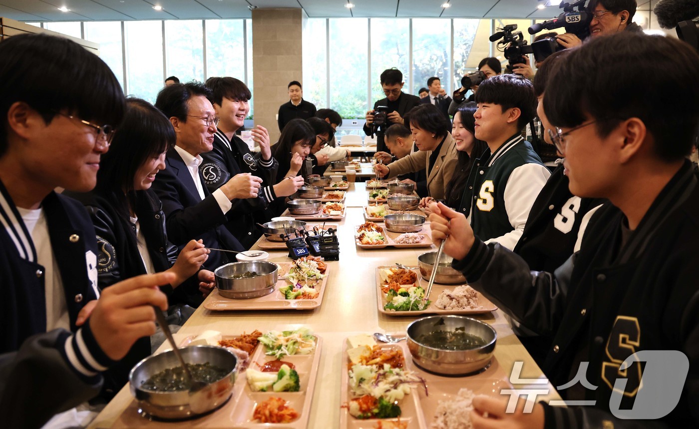 (서울=뉴스1) 임세영 기자 = 김민석 국무총리가 17일 오전 서울 종로구 성균관대학교 은행골식당에서 학생들과 함께 '천원의 아침밥' 식사를 하며 이야기를 나누고 있다. 2025. …