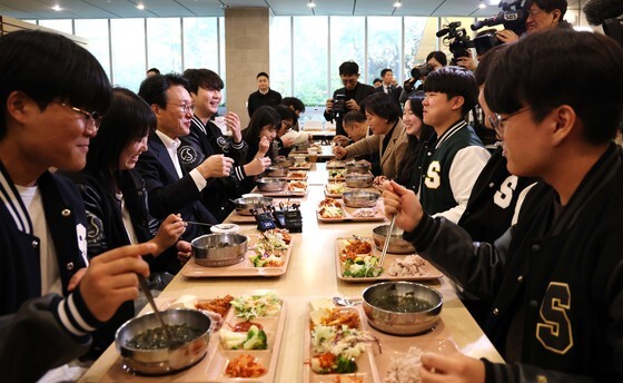 학생식당 찾은 김민석 총리