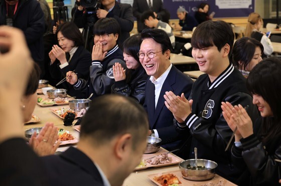 천원의 아침밥 현장 방문한 김민석 총리