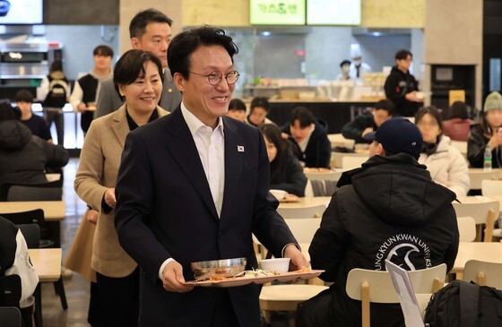 학생식당 찾은 김민석 총리·송미령 장관