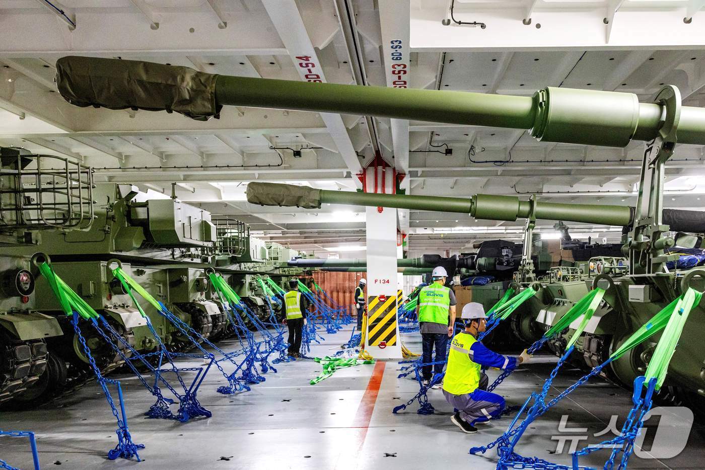 본문 이미지 - 현대글로비스 자동차운반선 내 화물 데크&#40;적재 공간&#41;에 K9 자주포들이 선적된 모습&#40;현대글로비스 제공&#41;